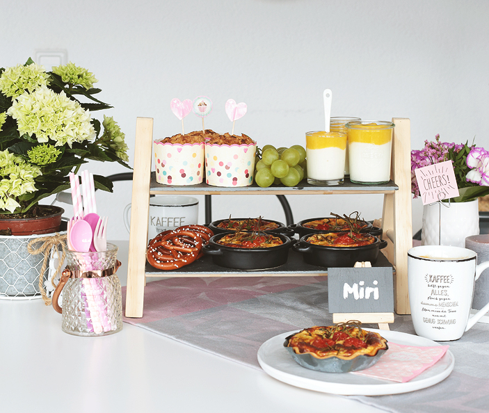 Brunch-Rezept, süß, herzhaft, Dessert, brunchen, Rezept, Kokos-Joghurt mit Mangopüree, mediterrane Tomaten-Tartelettes, Sauerkirschmuffins mit Streuselkruste