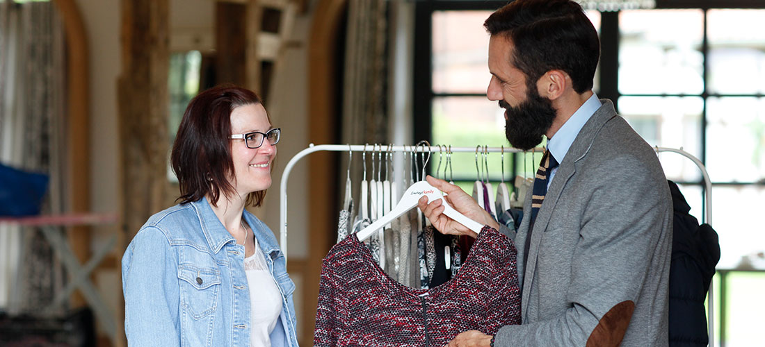 Umstyling, Ernsting's family, Umstyling mit Kathi und Marcello, 40 Kilo abgenommen, meliertes rotes Kleid, A-linienförmiges Kleid