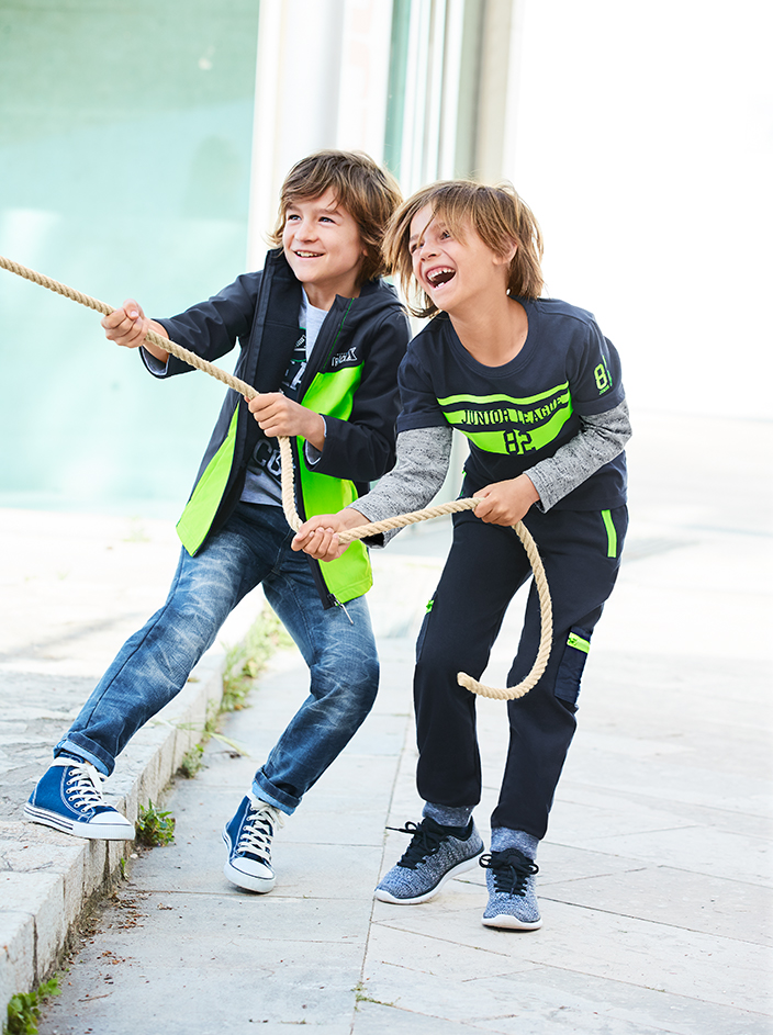 Schulstart, Schultag, Einschulung, Schule, Regen, Sport, Kinder, Schulkind