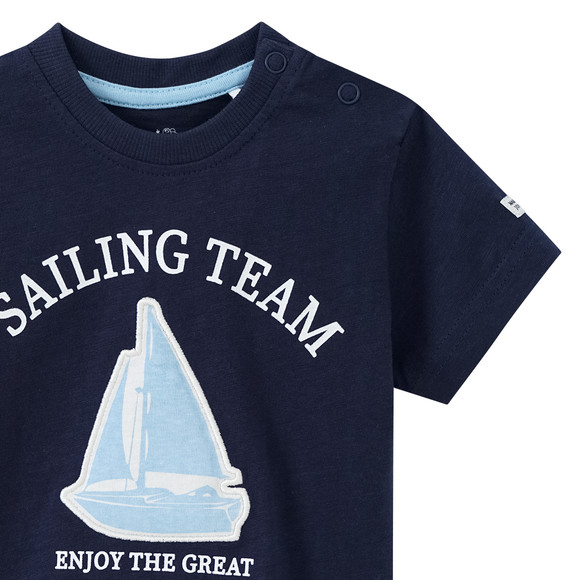 Baby T-Shirt mit Segelboot-Applikation