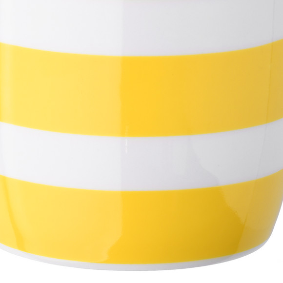 Tasse mit weißen Streifen