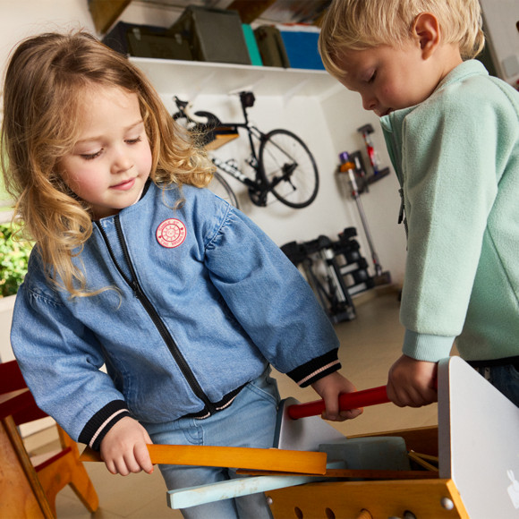 Baby-jeansjasje in college-stijl