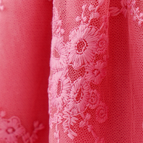 Mädchen Kleid mit Stickereien