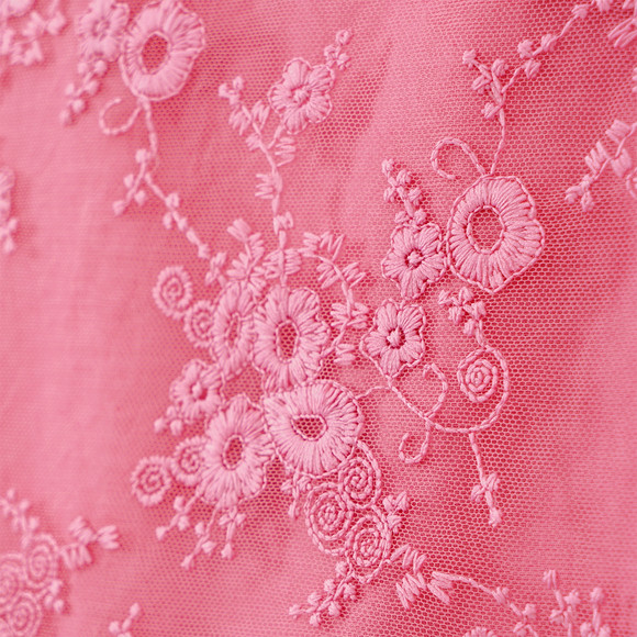 Mädchen Kleid mit Stickereien