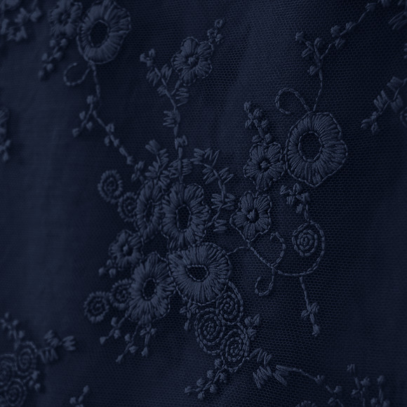 Mädchen Kleid mit Stickereien