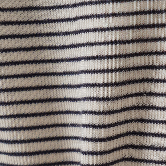 Babybody van wol en zijde met geribde textuur