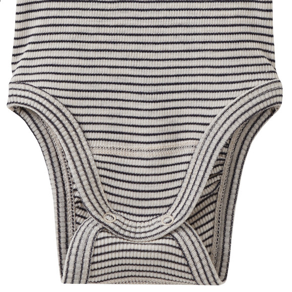 Babybody van wol en zijde met geribde textuur