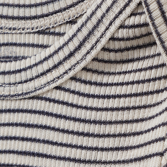 Babybody van wol en zijde met geribde textuur