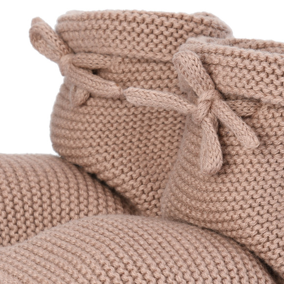 1 paar gebreide babyschoentjes met veters