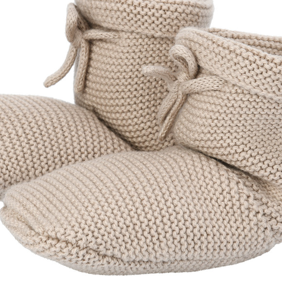 1 paar gebreide babyschoentjes met veters