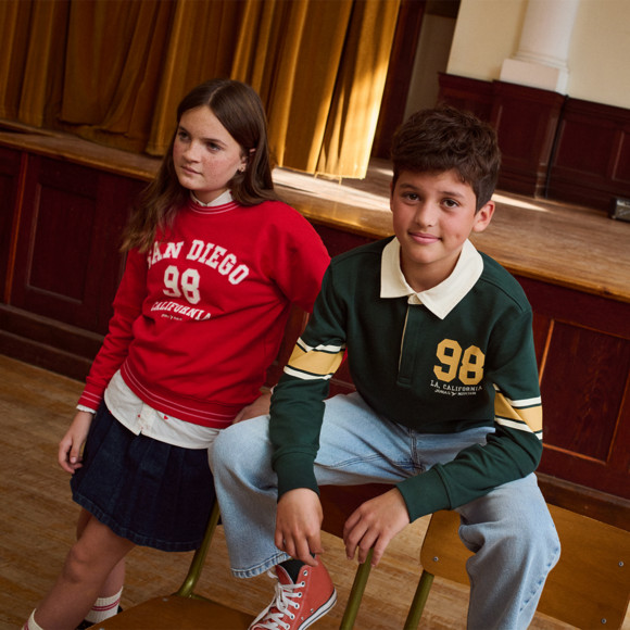 Sweater voor meisjes in collegestijl