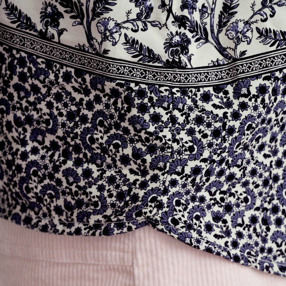 Damesblouse met omgeslagen mouwen