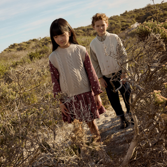 Wollen gebreide meisjestrui met kabelpatroon