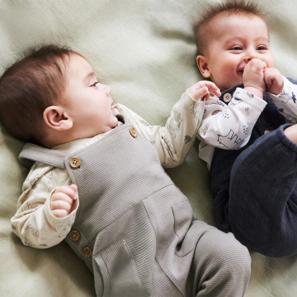 Newborn Set mit Shirt und Latzhose