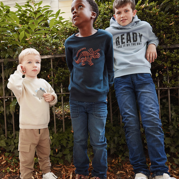 Jungen Pull-on-Jeans mit Used-Waschung