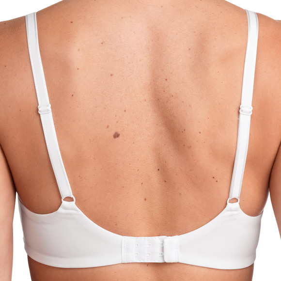 Zachte damesbeha in een basic look