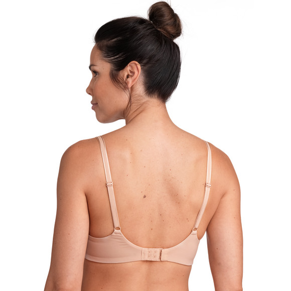 Zachte damesbeha in een basic look