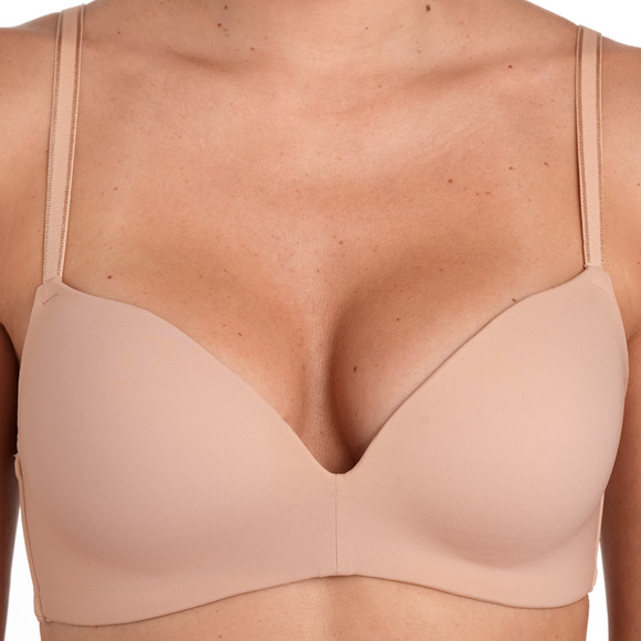 Zachte damesbeha in een basic look