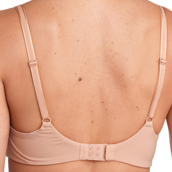 Zachte damesbeha in een basic look