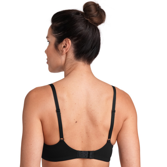 Zachte damesbeha in een basic look