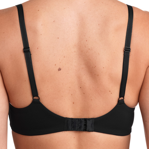 Zachte damesbeha in een basic look