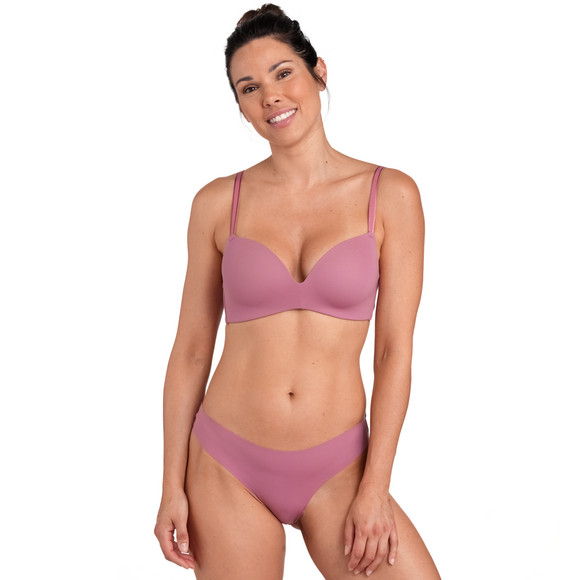 Zachte damesbeha in een basic look