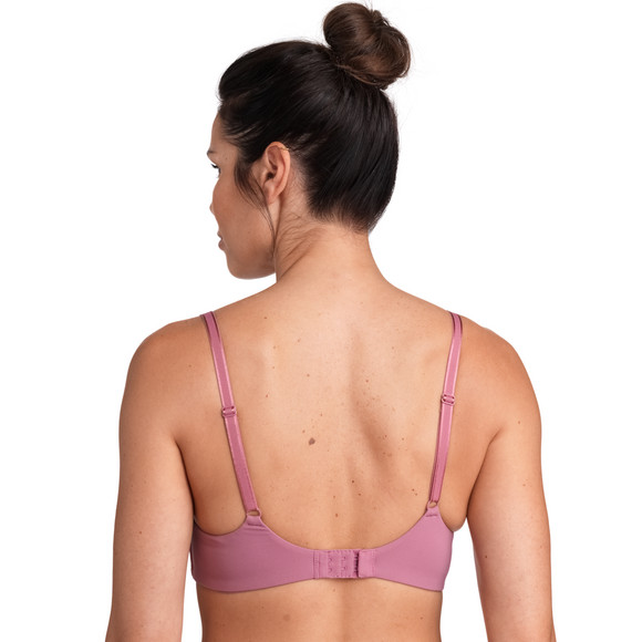 Zachte damesbeha in een basic look