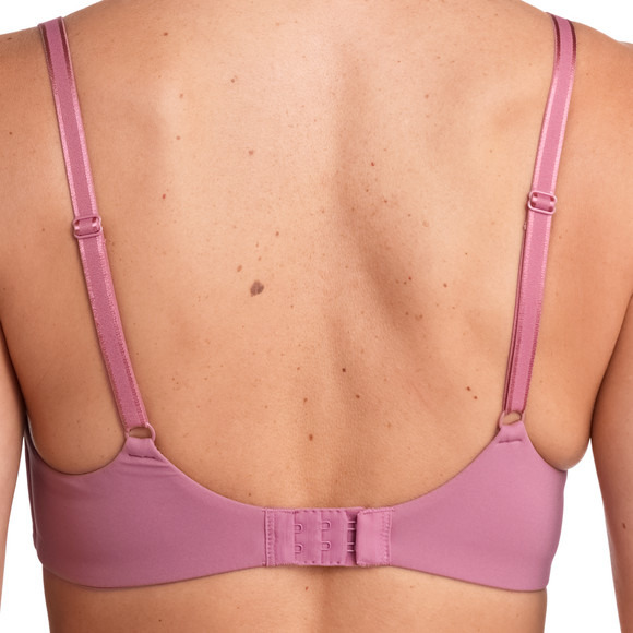 Zachte damesbeha in een basic look