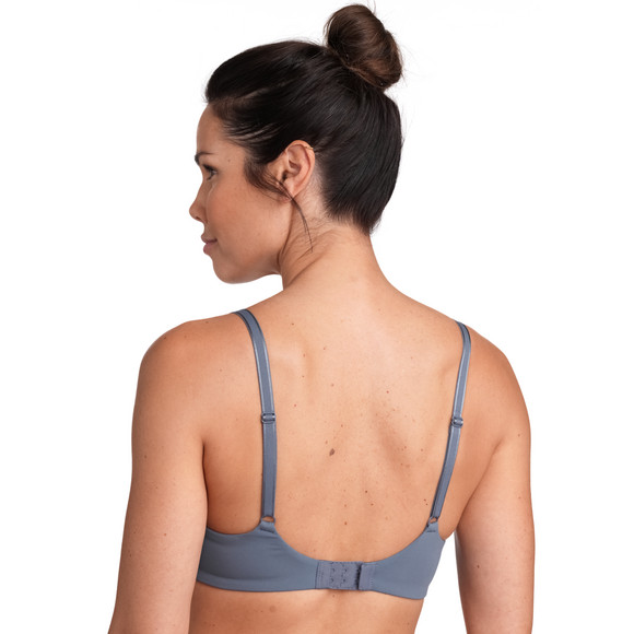 Zachte damesbeha in een basic look