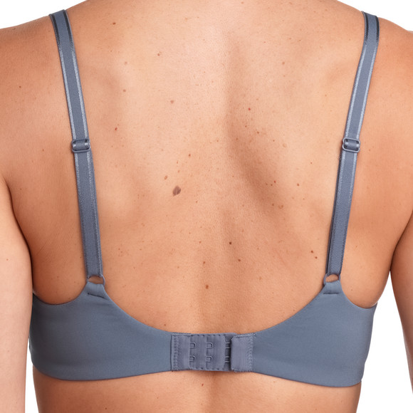 Zachte damesbeha in een basic look