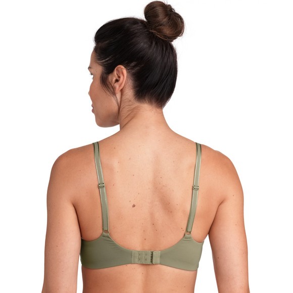 Zachte damesbeha in een basic look