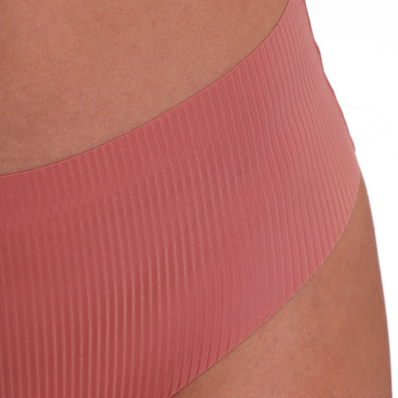 Naadloze damesslip met geribde structuur