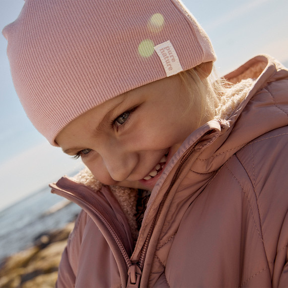 Babymutsje met ribstructuur