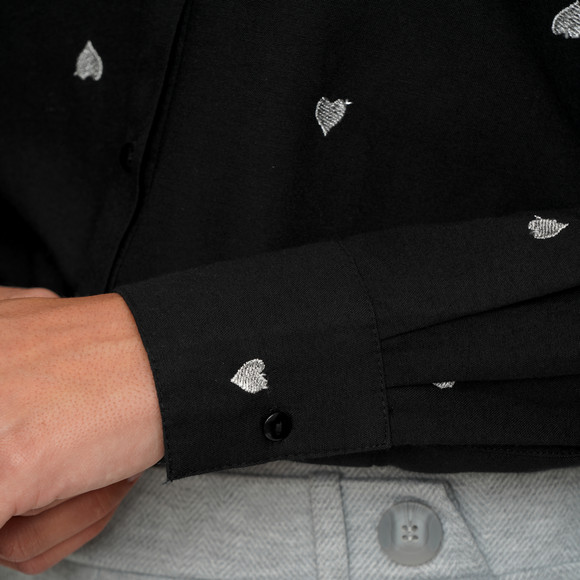 Dames blouse met hartjesborduursel