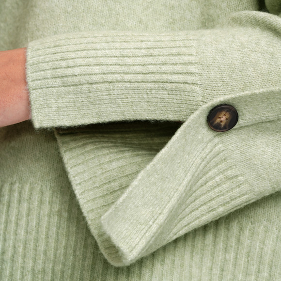 Dames gebreide trui met sierknopen