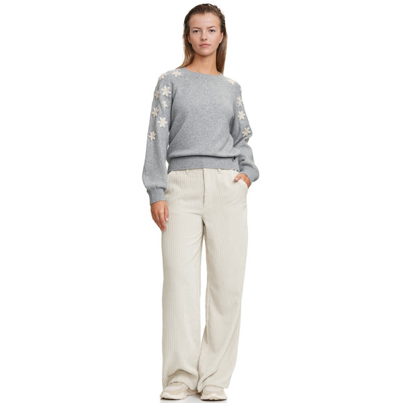 Gebreide damestrui met bloemenapplicatie