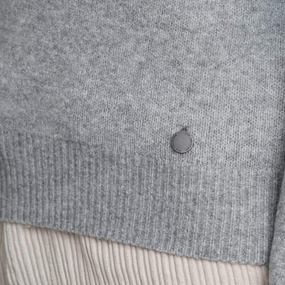 Gebreide damestrui met bloemenapplicatie