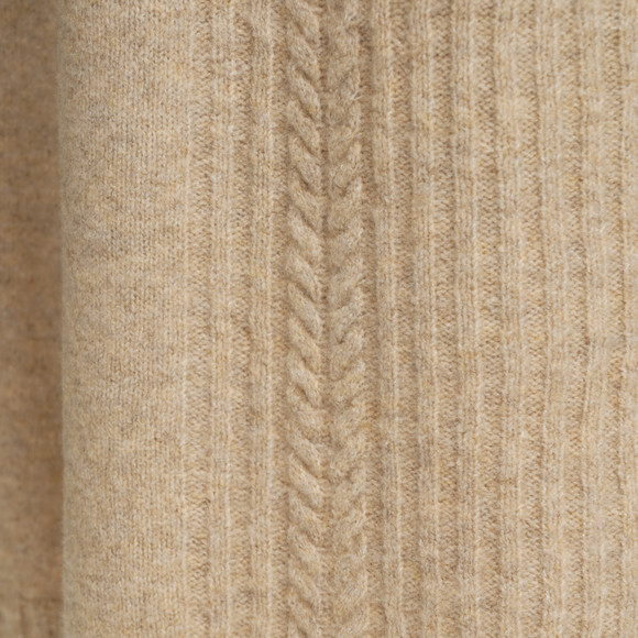 Gebreide damesrok met kabelpatroon