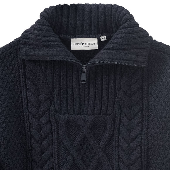 Jungen Strickpullover mit Zopf-Muster 