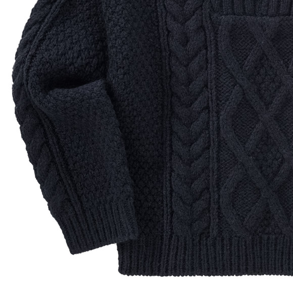 Jungen Strickpullover mit Zopf-Muster 