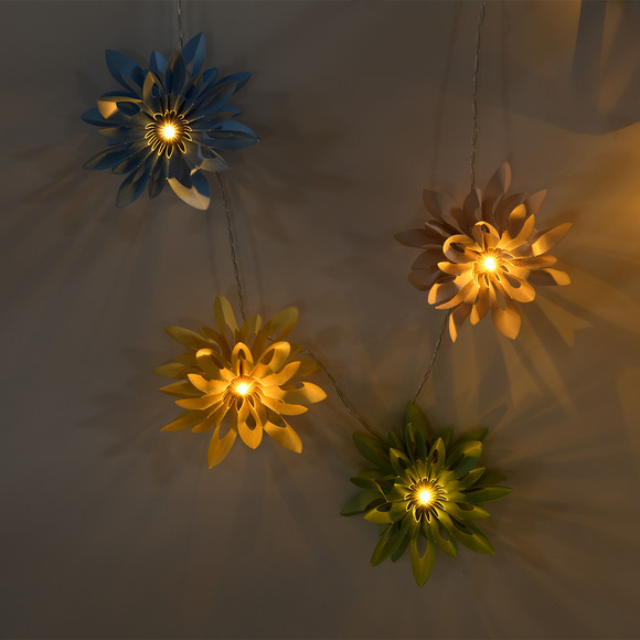LED-Lichterkette mit Papierblumen