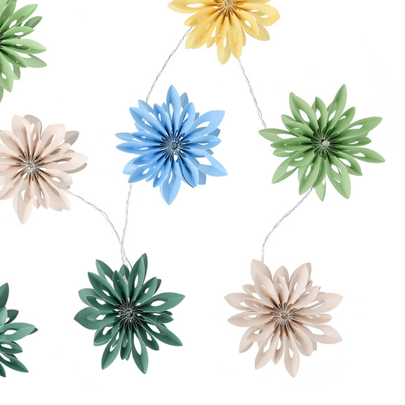 LED-Lichterkette mit Papierblumen