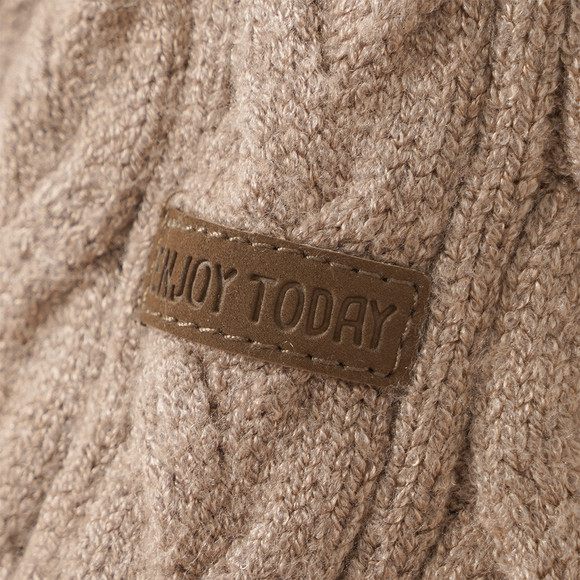 Gebreide babytrui met vlechtpatroon