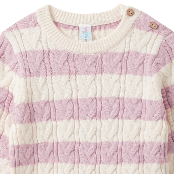 Gebreide babytrui met vlechtpatroon