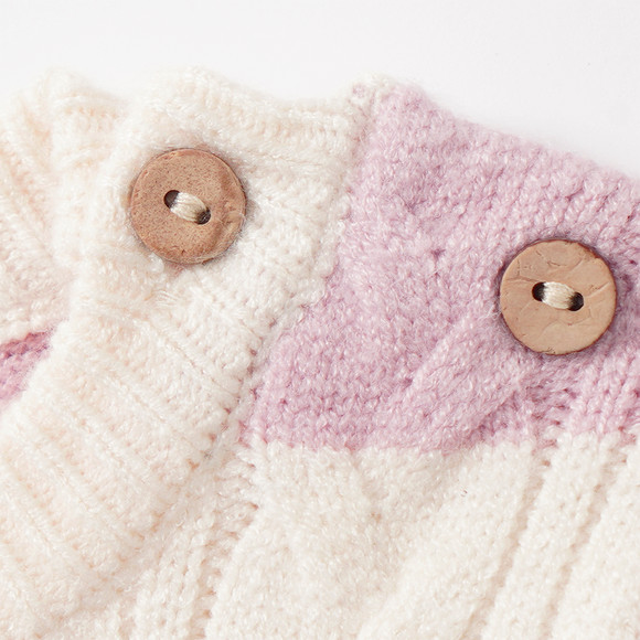 Gebreide babytrui met vlechtpatroon