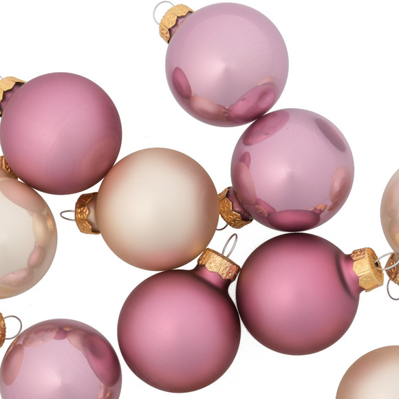 16 kerstballen in een Kledingsets