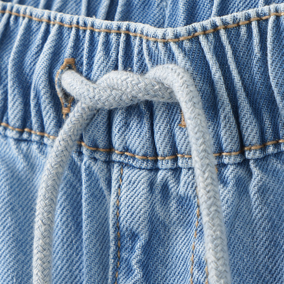 Jungen Pull-on-Jeans mit Kniefalte