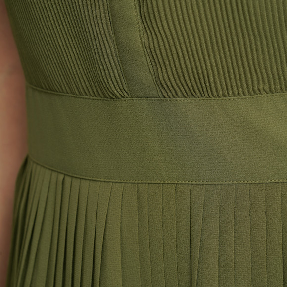 Damen Plissee-Kleid mit kleinem V-Ausschnitt