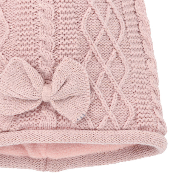 Gebreide babymuts met decoratieve strik