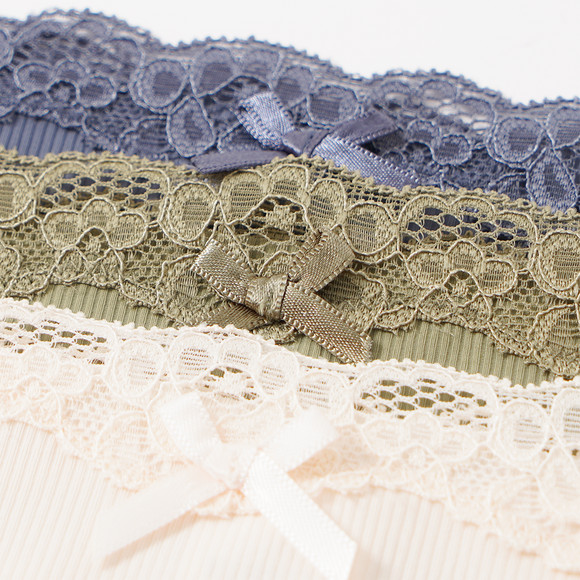 3 damesstrings met kant